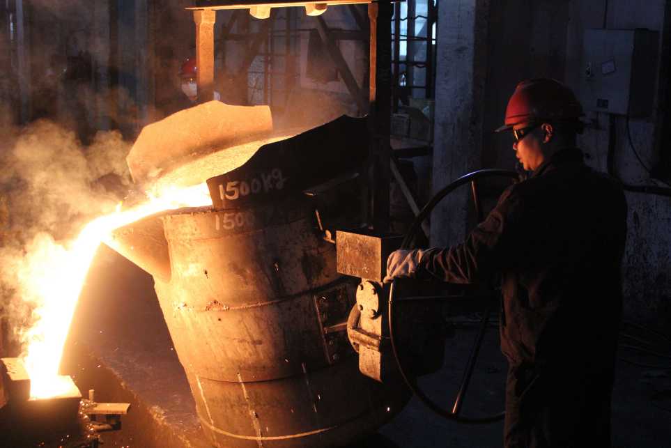 高溫作業(yè)下的潤達(dá)員工 高溫作業(yè)下的潤達(dá)員工